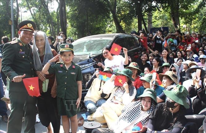 Các tầng lớp nhân dân cùng lưu lại khoảnh khắc ý nghĩa trong ngày 30/4/2025. Ảnh: Mỹ Phương - TTXVN