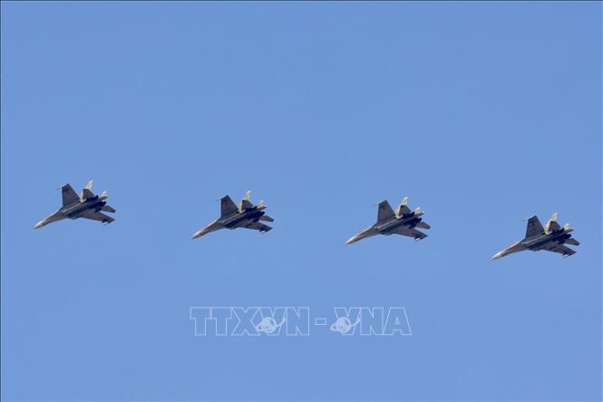 Máy bay tiêm kích bay trên bầu trời trung tâm Thành phố Hồ Chí Minh. Ảnh: Hồng Giang - TTXVN