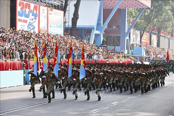 Khối sĩ quan đại diện 5 cánh quân diễu qua Lễ đài. Ảnh: TTXVN