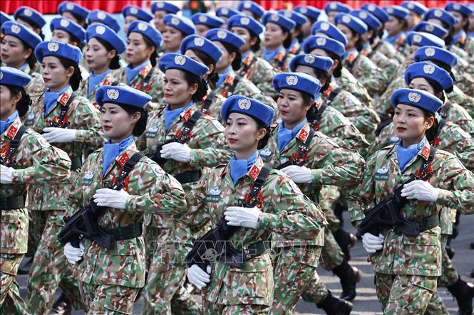 Khối Nữ sĩ quan Gìn giữ hòa bình diễu binh qua Lễ đài. Ảnh: TTXVN