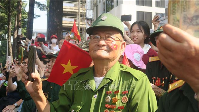 Các cựu chiến binh chờ đợi đoàn diễu binh, diễu hành. Ảnh: Đinh Hằng - TTXVN
