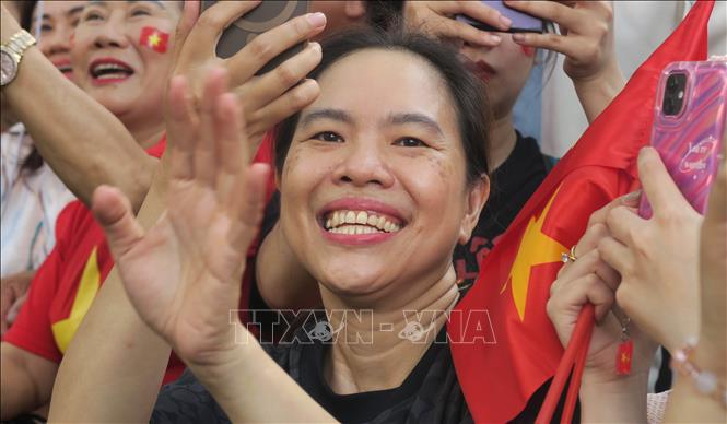 Người dân hào hứng, phấn khích khi đoàn diễu binh đi qua. Ảnh: Đinh Hằng - TTXVN