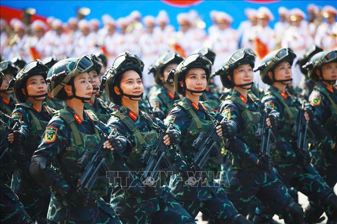 Khối nữ Chiến sĩ Biệt động diễu qua Lễ đài. Ảnh: TTXVN