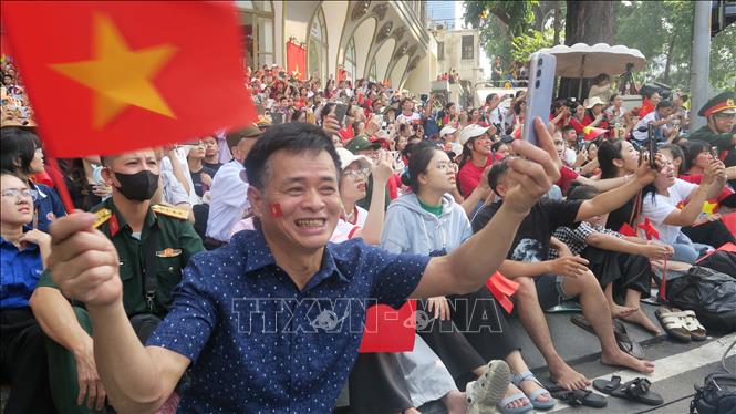 Người dân hào hứng, phấn khích khi đoàn diễu binh, diễu hành đi qua. Ảnh: Đinh Hằng - TTXVN