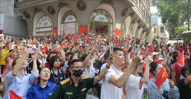 Người dân hào hứng, phấn khích khi đoàn diễu binh, diễu hành đi qua. Ảnh: Đinh Hằng - TTXVN
