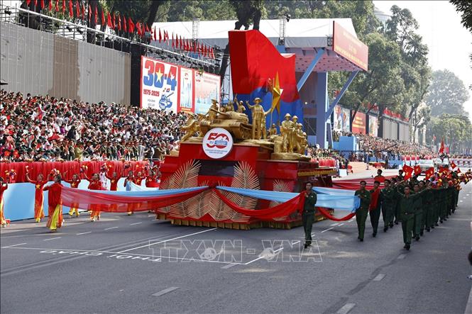 Xe mô hình biểu tượng 50 năm giải phóng miền Nam, thống nhất đất nước diễu qua Lễ đài. Ảnh: TTXVN
