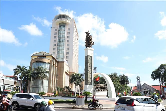 Tượng đài chiến thắng Buôn Ma Thuột trong những chào mừng kỷ niệm 50 năm Giải phóng miền Nam, thống nhất đất nước (30/4/1975-30/4/2025). Ảnh: Tuấn Anh – TTXVN