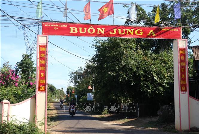 Cờ đỏ sao vàng tung bay tại Buôn Jung A, xã Ea Ktur, huyện Cư Kuin, tỉnh Đắk Lắk chào mừng kỷ niệm 50 năm Giải phóng miền Nam, thống nhất đất nước (30/4/1975-30/4/2025). Ảnh: Tuấn Anh – TTXVN