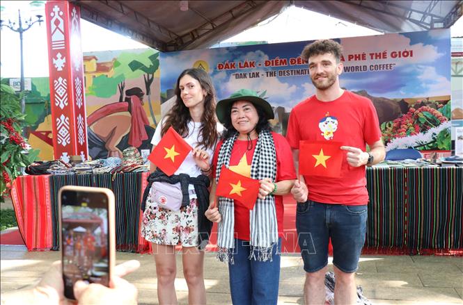 Khách quốc tế tham gia các hoạt động kỷ niệm 50 năm Giải phóng miền Nam, thống nhất đất nước (30/4/1975-30/4/2025) tại tỉnh Đắk Lắk. Ảnh: Tuấn Anh – TTXVN