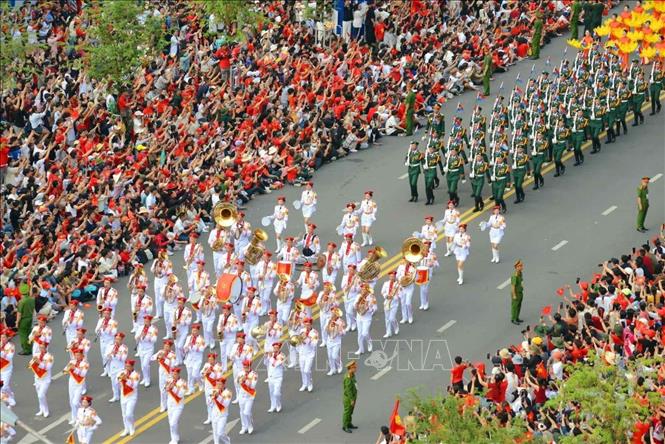 Màn diễu binh của các lực lượng quân đội, công an thu hút sự quan tâm của đông đảo quần chúng nhân dân Thành phố Hồ Chí Minh. Ảnh: TTXVN