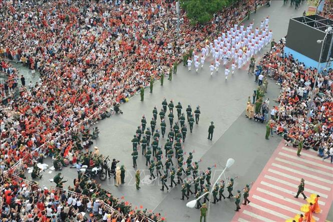 Màn diễu binh của các lực lượng quân đội, công an thu hút sự quan tâm của đông đảo quần chúng nhân dân Thành phố Hồ Chí Minh. Ảnh: TTXVN