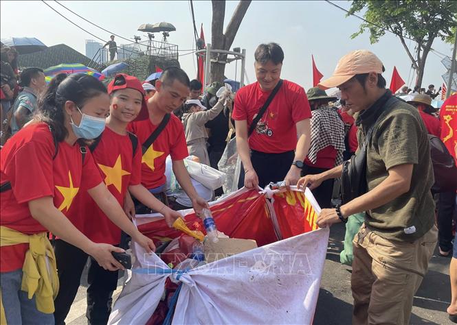 Thu gom rác trên đường Lê Thánh Tôn sau khi diễu binh, diễu hành kết thúc. Ảnh: Hương Giang - TTXVN 