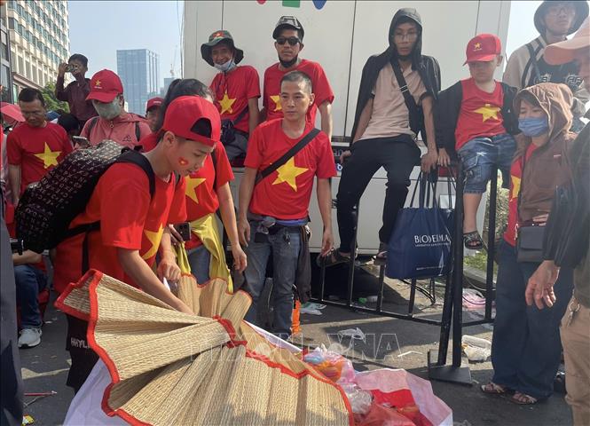Thu gom rác trên đường Lê Thánh Tôn sau khi diễu binh, diễu hành kết thúc. Ảnh: Hương Giang - TTXVN 