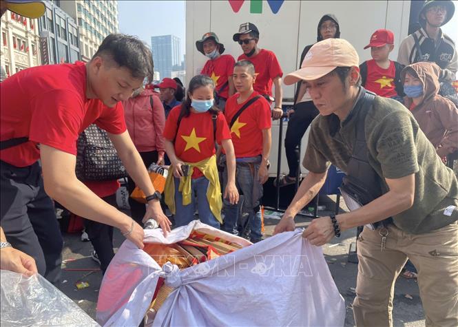 Thu gom rác trên đường  sau khi diễu binh, diễu hành kết thúc. Ảnh: Hương Giang - TTXVN 