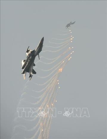 Màn trình diễn phun bẫy nhiệt của máy bay tiêm kích Su-30MK2 trên bầu trời Thành phố Hồ Chí Minh. Ảnh: Mạnh Linh-TTXVN 