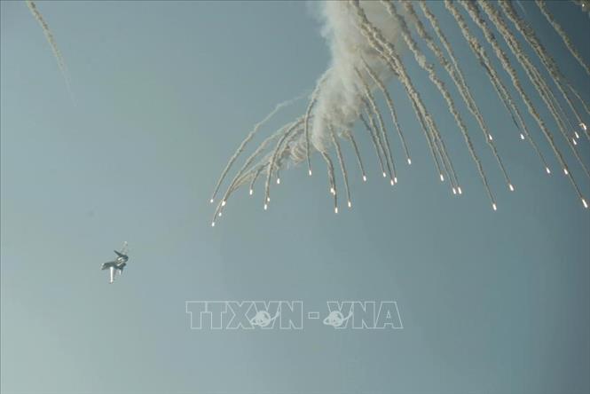 Màn trình diễn phun bẫy nhiệt của máy bay tiêm kích Su-30MK2 trên bầu trời Thành phố Hồ Chí Minh. Ảnh: Mạnh Linh-TTXVN 