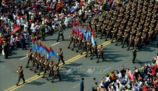 Khối Sĩ quan đại diện 5 cánh quân qua các cung đường thành phố Hồ Chí Minh. Ảnh: TTXVN