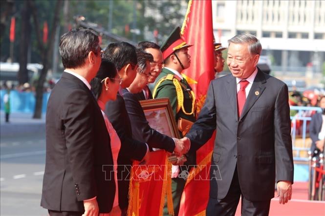 Party General Secretary To Lam presents the Title of Labour Hero to the city's Party Committee, government and people. VNA Photo
