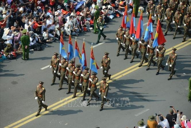 Màn diễu binh ấn tượng của các lực lượng quân đội, công an trên đường phố. Ảnh: TTXVN