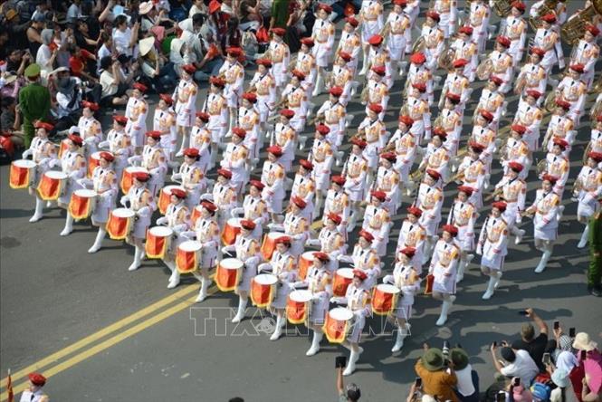 Màn diễu binh ấn tượng của các lực lượng quân đội, công an trên đường phố. Ảnh: TTXVN