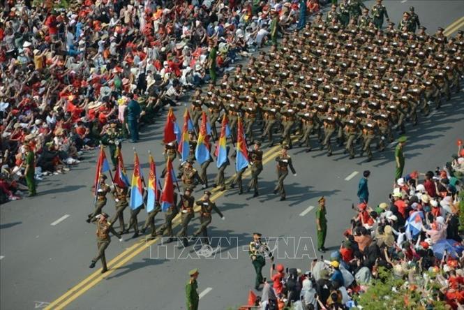 Khối Sĩ quan đại diện 5 cánh quân qua các cung đường thành phố Hồ Chí Minh. Ảnh: TTXVN