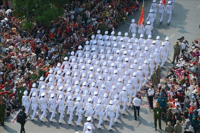 Màn diễu binh ấn tượng của các lực lượng quân đội, công an trên đường phố. Ảnh: TTXVN