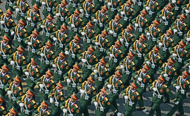 Màn diễu binh ấn tượng của các lực lượng quân đội, công an trên đường phố. Ảnh: Mạnh Linh-TTXVN