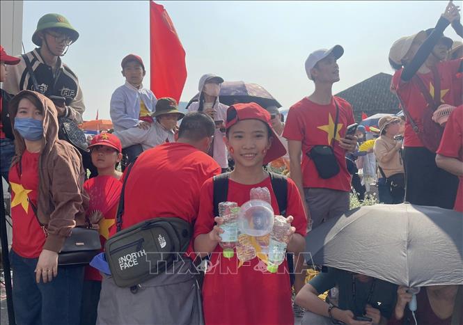Thu gom rác trên đường Lê Thánh Tôn sau khi diễu binh, diễu hành kết thúc. Ảnh: Hương Giang - TTXVN 