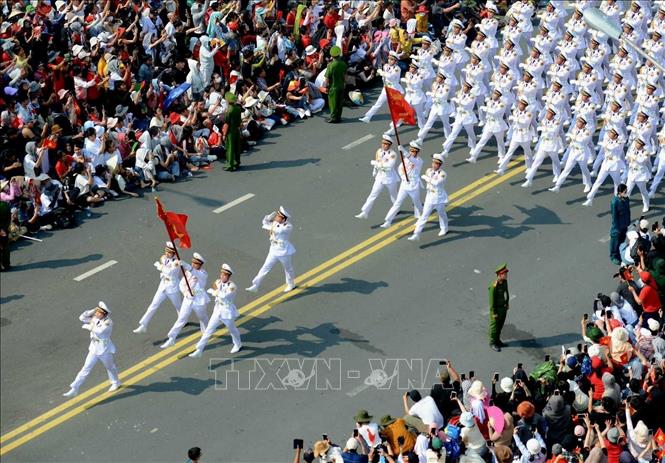 Màn diễu binh ấn tượng của các lực lượng quân đội, công an trên đường phố. Ảnh: Mạnh Linh-TTXVN