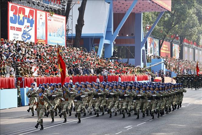 Khối Nữ sĩ quan Gìn giữ hoà bình diễu binh qua Lễ đài. Ảnh: TTXVN