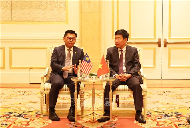 Thứ trưởng Bộ Ngoại giao Nguyễn Mạnh Cường tiếp Thứ trưởng Bộ Ngoại giao Malaysia Mohamad Bin Alamin. Ảnh: Hồng Đạt - TTXVN

