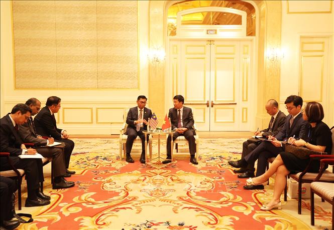 Thứ trưởng Ngoại giao Nguyễn Mạnh Cường tiếp Thứ trưởng Ngoại giao Malaysia Mohamad Bin Alamin. Ảnh: Hồng Đạt - TTXVN
