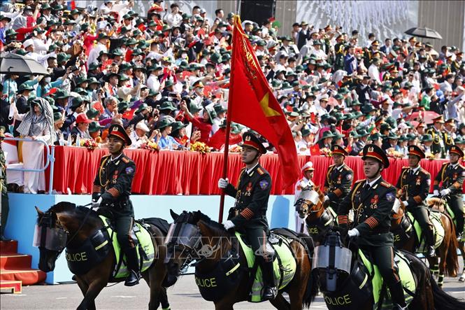 Khối Cảnh sát cơ động kỵ binh diễu binh qua Lễ đài. Ảnh: TTXVN