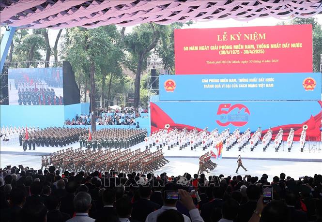 Các khối lực lượng quân đội, công an lần lượt diễu qua lễ đài. Ảnh: TTXVN
