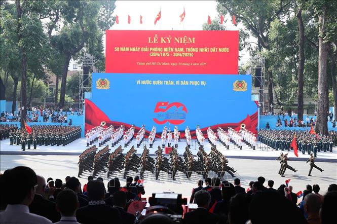 Các khối lực lượng quân đội, công an lần lượt diễu qua lễ đài. Ảnh: TTXVN
