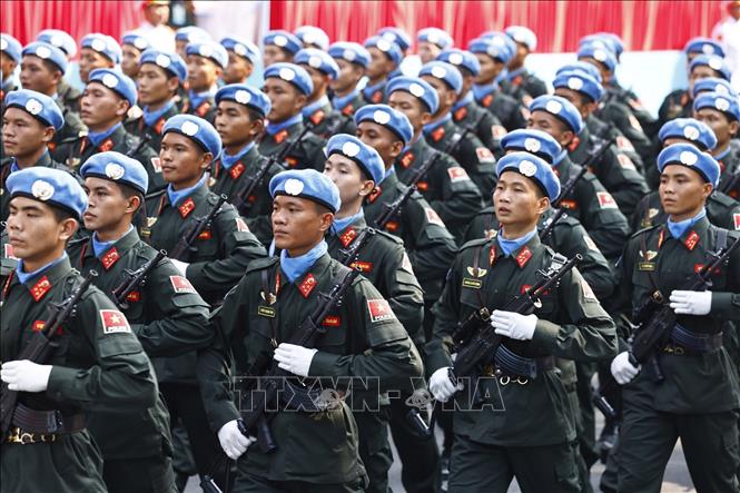 Khối nam Sĩ quan Cảnh sát Gìn giữ hòa bình Liên hợp quốc diễu qua Lễ đài. Ảnh: TTXVN