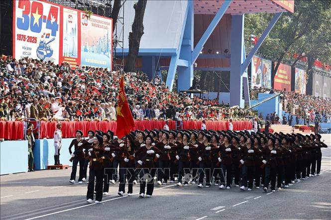 Khối nữ Dân quân miền Bắc diễu qua Lễ đài. Ảnh: TTXVN