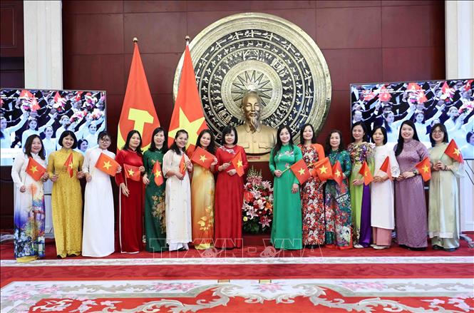 Niềm vui của bà con người Việt khi xem Lễ diễu binh, diễu hành nhân kỷ niệm 50 năm Ngày thống nhất non sông tại Đại sứ quán Việt Nam tại Bắc Kinh. Ảnh: Công Tuyên-Pv TTXVN tại Trung Quốc