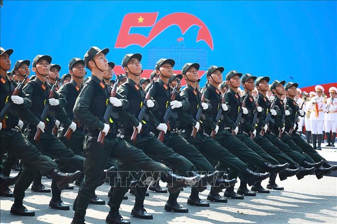 Khối nam Chiến sĩ Cảnh sát cơ động dự bị chiến đấu diễu qua Lễ đài. Ảnh: TTXVN