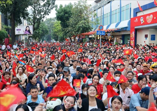 Thousands of people attend the ceremony. VNA Photo