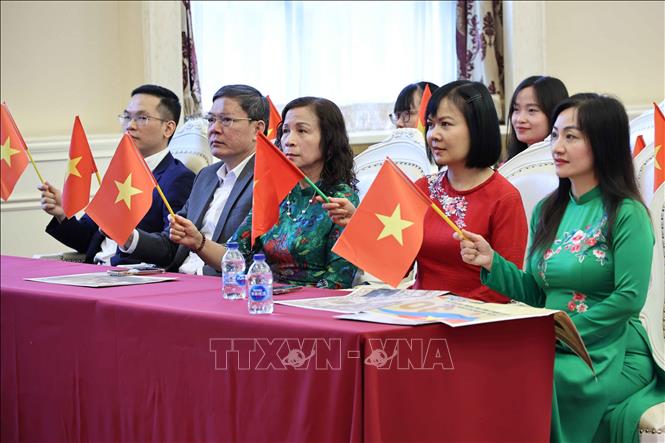 Rất đông cán bộ, nhân viên cũng như cộng đồng người Việt và lưu học sinh tập trung tại Đại sứ quán Việt Nam tại Bắc Kinh để xem Lễ diễu binh, diễu hành kỷ niệm 50 năm ngày thống nhất đất nước. Ảnh: Công Tuyên-Pv TTXVN tại Trung Quốc