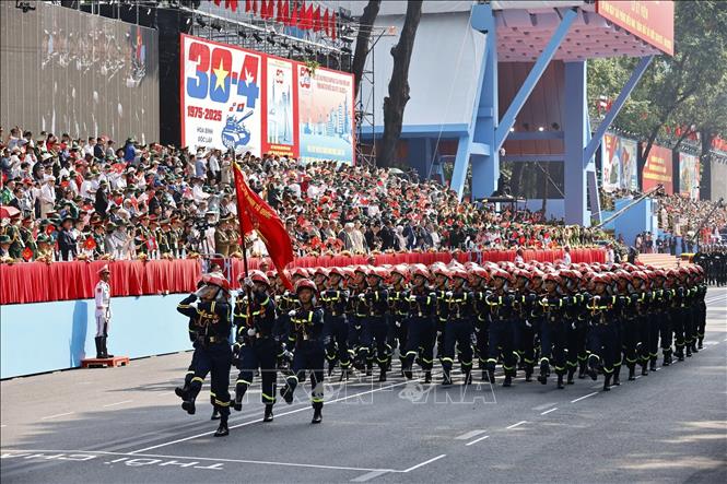 Khối nam sĩ quan Cảnh sát Phòng cháy, chữa cháy diễu qua Lễ đài. Ảnh: TTXVN