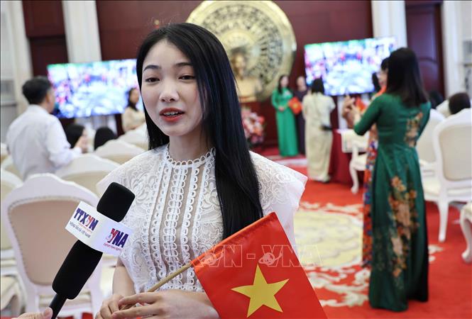 Em Nguyễn Quỳnh Chi, một lưu học sinh-nghiên cứu viên Thạc sĩ tại Đại học Nhân dân Trung Quốc chia sẻ cảm xúc về ngày hội lớn đất nước. Ảnh: Công Tuyên-Pv TTXVN tại Trung Quốc