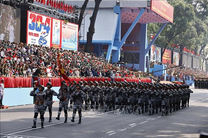 Khối chiến sĩ Đặc nhiệm dù diễu qua Lễ đài. Ảnh: TTXVN