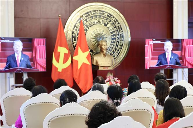 Rất đông cán bộ, nhân viên cũng như cộng đồng người Việt và lưu học sinh tập trung tại Đại sứ quán Việt Nam tại Bắc Kinh để xem Lễ diễu binh, diễu hành kỷ niệm 50 năm Ngày thống nhất đất nước. Ảnh: Công Tuyên-Pv TTXVN tại Trung Quốc