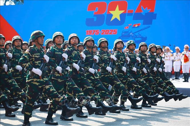 Khối Quân đội nhân dân Lào diễu qua Lễ đài. Ảnh: TTXVN