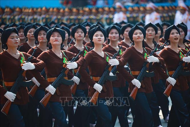 Khối Nữ dân quân miền Bắc diễu hành qua Lễ đài. Ảnh: TTXVN