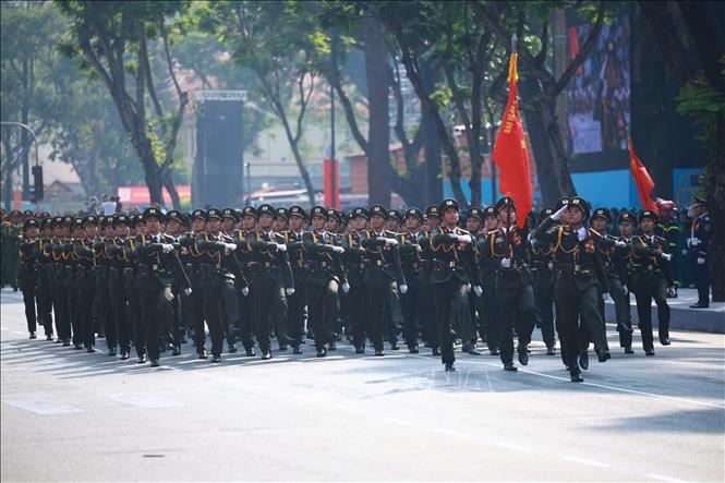 Khối nam Sĩ quan An ninh nhân dân diễu qua Lễ đài. Ảnh: TTXVN