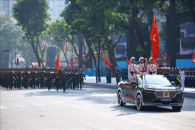 Xe chỉ huy và xe Tổ Công an kỳ toàn lực lượng công an nhân dân, theo sau là Khối nam Sĩ quan An ninh nhân dân diễu qua Lễ đài. Ảnh: TTXVN