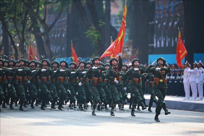 Khối nữ Sĩ quan Thông tin diễu qua Lễ đài. Ảnh: TTXVN